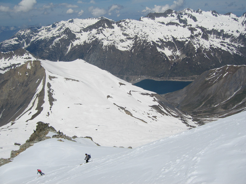 les Aiguillettes : Une magnifique descente en moquette. En bas le barrage à atteindre, mais il faudra remonter les Aiguillettes de Vaujany avant