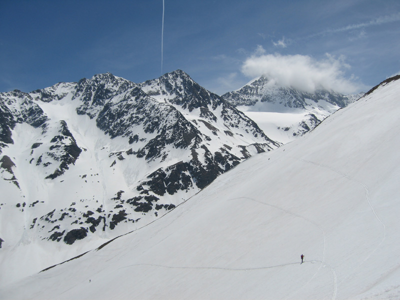 Les Grandes Rousses : Remontée finalement pas si pénible aux Aiguillettes, devant la face descendue de la Cime de la Cochette.
L'etendard est dans le nuage.