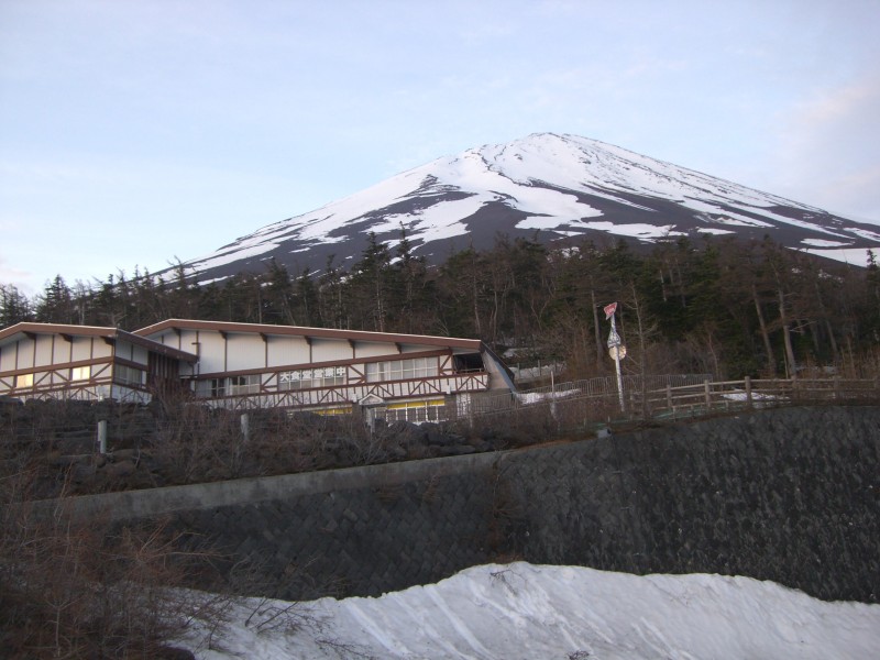 #1 départ : vue du sommet depuis le parking de la 5th Station, on passera par la gauche départ : vue du sommet depuis le parking de la 5th Station, on passera par la gauche