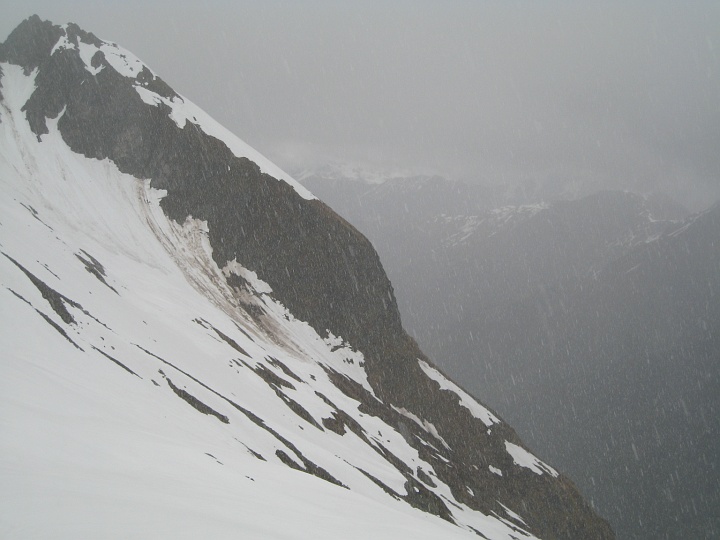 Montée au bivouac : Ambiance sympa : vent, gresil, pluie