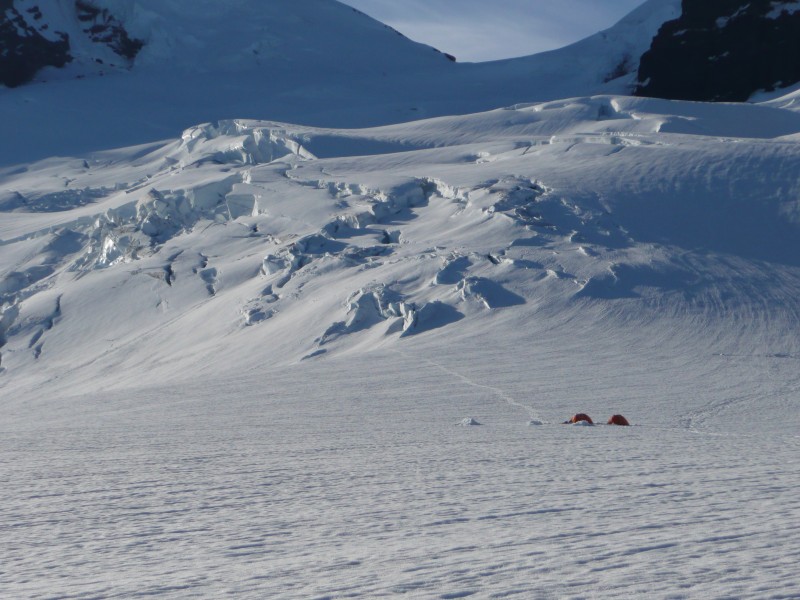 #5 Camp avancé : au pied de la partie fracturée du glacier Camp avancé : au pied de la partie fracturée du glacier