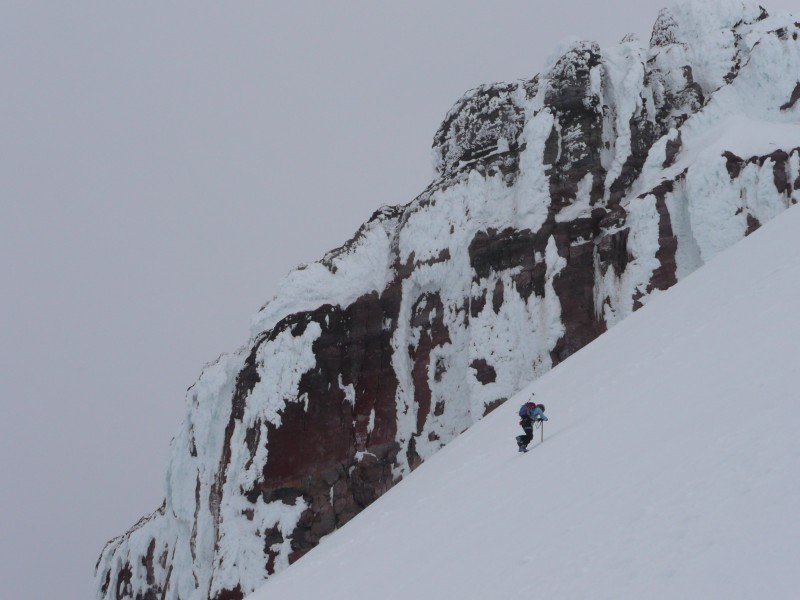 #9 Roman Wall : Lia sans crampons s Roman Wall : Lia sans crampons s'arc-boute sur son piolet
