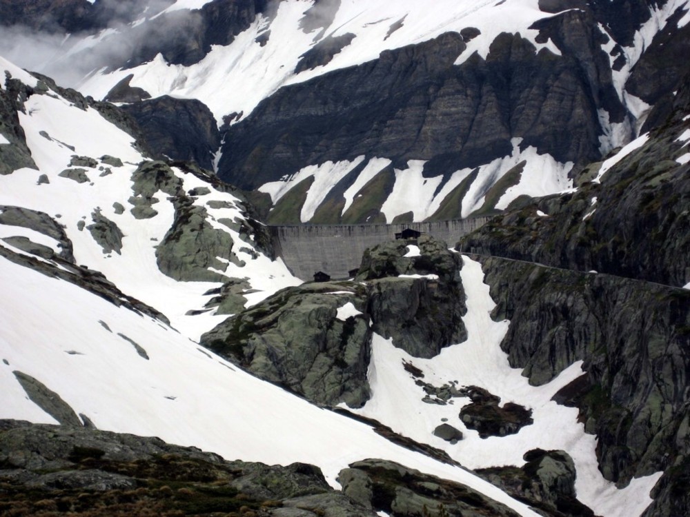 Veudale : Le refuge du vieux Emosson et son barrage.