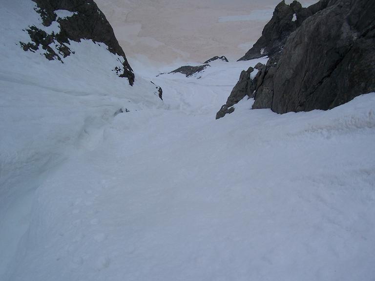 #3 Partie inferieure : De + en + de goulottes, mais ça skie bien grâce a la neige molle Partie inferieure : De + en + de goulottes, mais ça skie bien grâce a la neige molle