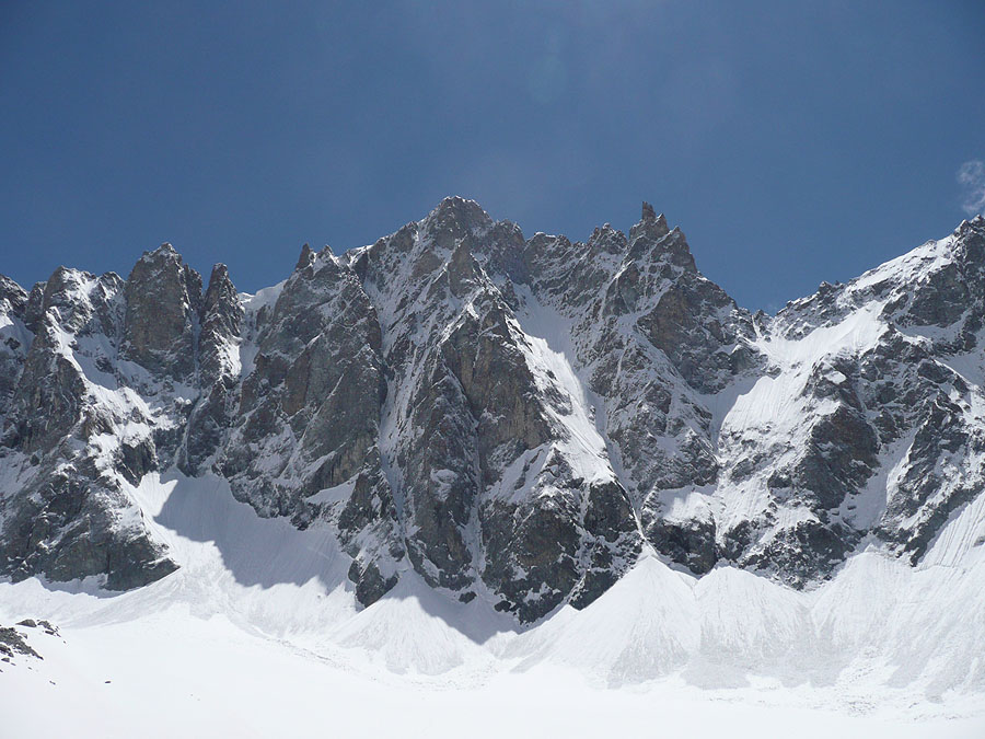 #1 Glacier de Bonne-Pierre : les faces NW du Dome (dont le Mayer-Dibona) : une bien belle cathédrale Glacier de Bonne-Pierre : les faces NW du Dome (dont le Mayer-Dibona) : une bien belle cathédrale