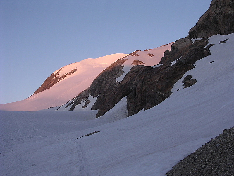 Lever de soleil : 6h00 sur le bas du glacier, le sommet prend des couleurs