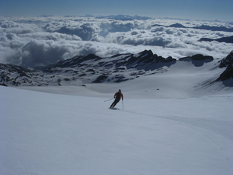 Sur le glacier : Suite de la descente, neige au top avant d'attaquer les cannelures inskiables