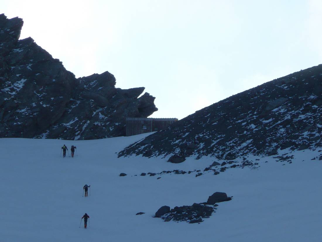 #1 Au Grand Col : un groupe de 4 nous précède Au Grand Col : un groupe de 4 nous précède