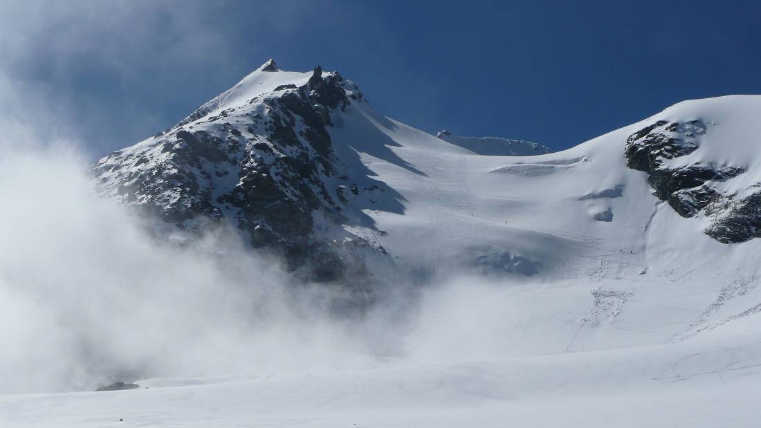 #8 10h, les nuages arrivent : pendant qu 10h, les nuages arrivent : pendant qu'un groupe de 4 remonte le glacier.