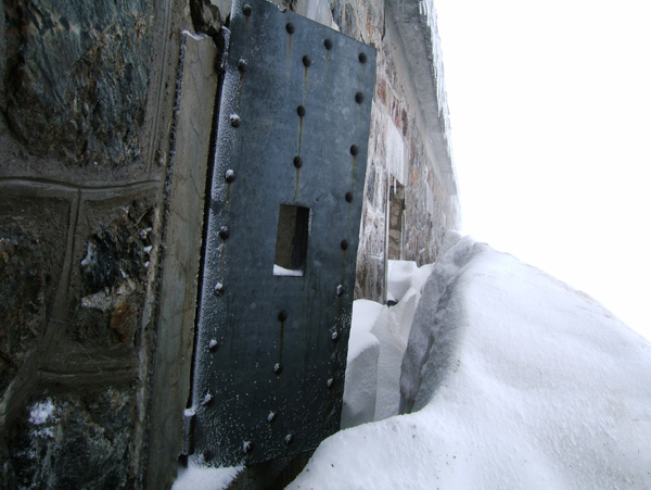 Mercantour : Les barraquements militaires au col de Cerise, encore beaucoup de neige.