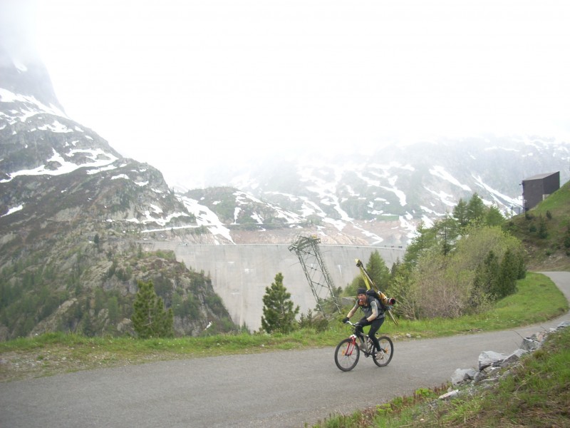 #3 Emosson : retour à vélo après la traversée du barrage. On voit l Emosson : retour à vélo après la traversée du barrage. On voit l'enneigement peu après le barrage.