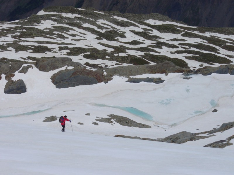 Sur le glacier de la Barbarate : Philou sur fond de lac de la Barbarate