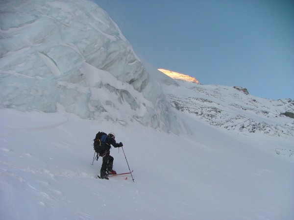 Sous les séracs : Avant de mettre les skis sur le dos.