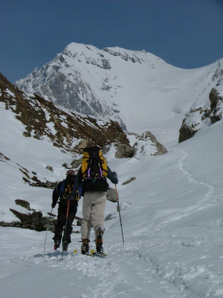 montée au refuge : Sous la face N de l'aiguille de la Vanoise, Grande Casse en vue.