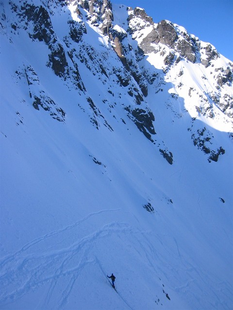 #1 col de la Pierre : On voit en arriere plan le couloir nord du Pic de la Pierre, trace il y a pas longtemps col de la Pierre : On voit en arriere plan le couloir nord du Pic de la Pierre, trace il y a pas longtemps