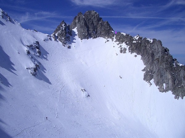 Face E du Grand Crozet : Après la Face N du Pic du Frêne, ce serait pêcher que de ne pas rephoquer pour monter au verrou donnant sur la Face N du Grand Crozet (flèche rose sur la photo)! ...D'ailleurs Al est déjà en route!