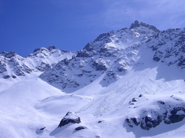 Pic du Frêne et Grand crozet : Vus depuis le replat à 2000m, le Pic du Frêne (à gauche au second plan) et la face N du Grand Crozet, qu'on peut repèrera à la montée si on envisage la descente par cet itinéraire.