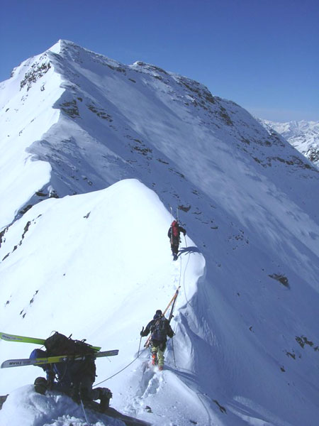 traversée des arêtes : Une trés jolie arête en traversée qui nous permet de rejoindre la pointe du châtelard pour basculer ensuite au fond à droite dans la pente du glacier du vallonbrun: grandiose !