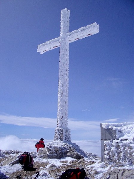 Casse croûte mystique : Au pied de la (grande) Croix sommitale, entre mer de nuage et couvent de la Grande Chartreuse, le Grand Som nous offre le loisir d'un (petit) casse croûte mystique.