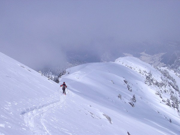 Début de la descente : Le début de la descente, au  niveau de l'arrête N du Grand Som. La neige est déjà bien lourde, elle fondra vite.