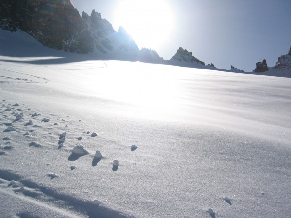 Col de la bessanèse : Le col de la Bessanèse, à droite, entre les deux petits éperons rocheux.