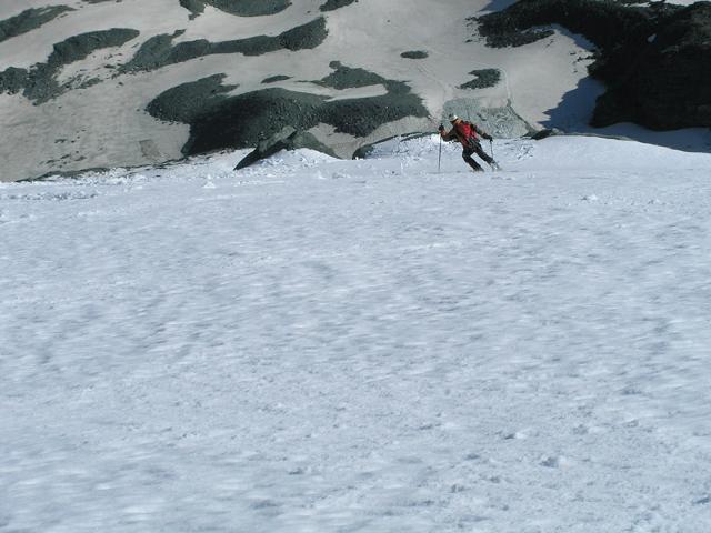 #2 turia : lolo à 9h , c turia : lolo à 9h , c'est la descente, dans une neige un chouille durcie par le regel, mais bon grippe .