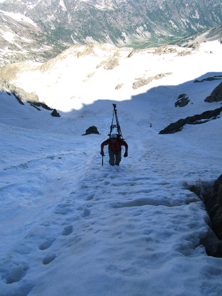 #2 Brocan : Toune en action dans la dernière pente avant le couloir, et tout au fond un skieur Italien qui nous suit. Brocan : Toune en action dans la dernière pente avant le couloir, et tout au fond un skieur Italien qui nous suit.