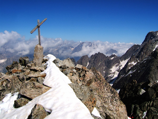 #4 Brocan : Quelle vue superbe, dommage que les nuages arrivent; à droite au bas de la photo en rouge l Brocan : Quelle vue superbe, dommage que les nuages arrivent; à droite au bas de la photo en rouge l'Italien se prépare pour la descente dans le Couloir Central.