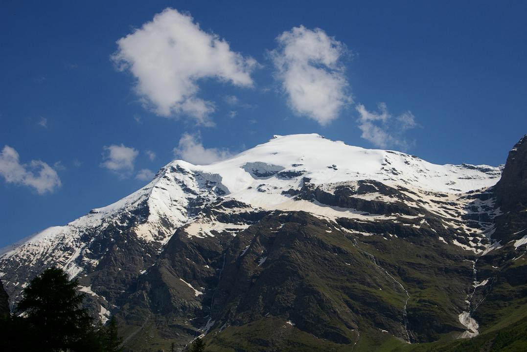 #8 Charbonnel enneigé : Les sommets de Hot Maurienne sont en belles conditions. Ici La Pointe Charbonnel. Il faut porter les skis jusqu Charbonnel enneigé : Les sommets de Hot Maurienne sont en belles conditions. Ici La Pointe Charbonnel. Il faut porter les skis jusqu'à 2600! Mais des conditions comme celles-là, çà ne se boude pas! Le ski de printemps va-t-il se transformer en ski d'