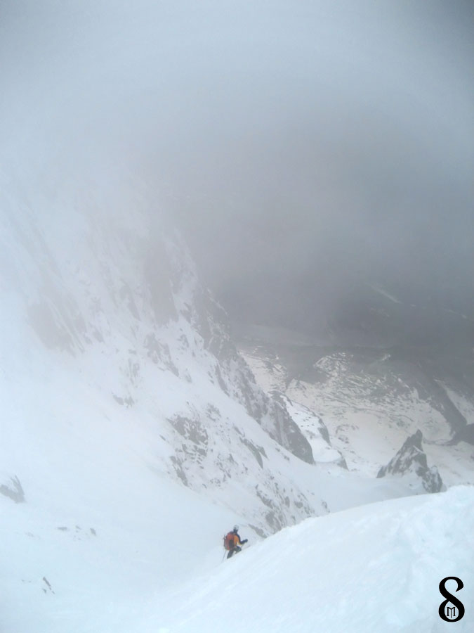 Pierre attaque la descente : Le brouillard nous a enveloppé rapidement et ne partira pas.