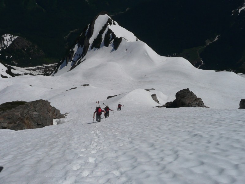 #5 Versant Est, pente finale : Incroyable tenue de la neige sur une pente soutenue à 11h en versant Est Versant Est, pente finale : Incroyable tenue de la neige sur une pente soutenue à 11h en versant Est