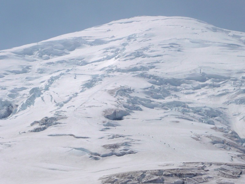 Mt Rainier : Dernier zoom sur la face, où les cordées d'alpinistes sont encore à la queue-leuleu