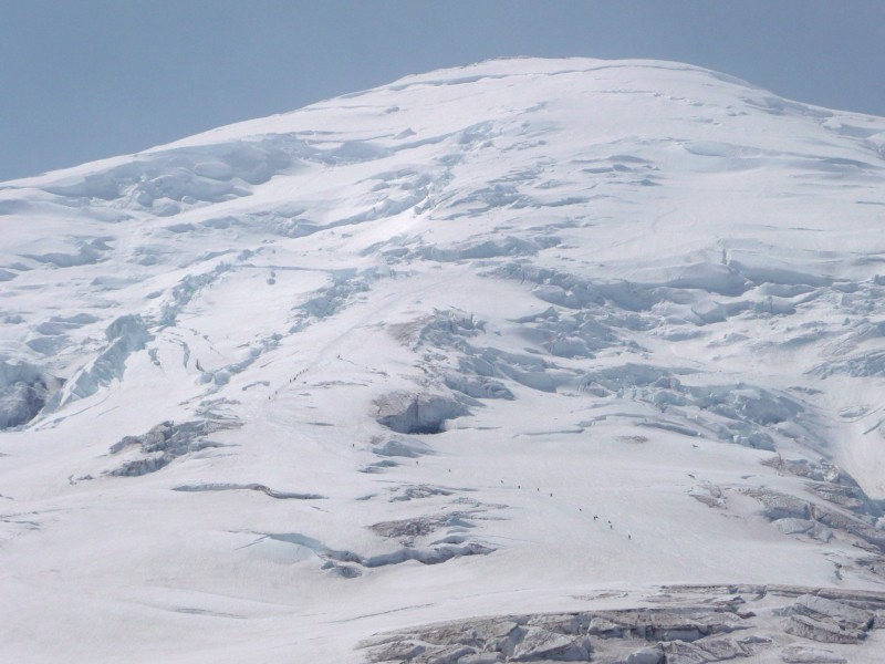 #16 Mt Rainier : Dernier zoom sur la face, où les cordées d Mt Rainier : Dernier zoom sur la face, où les cordées d'alpinistes sont encore à la queue-leuleu