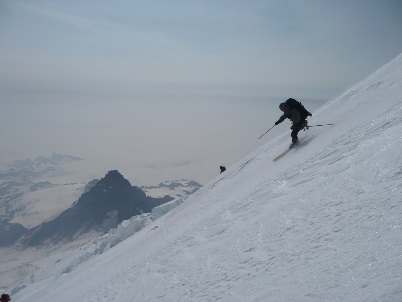 Descente : Yann-Eric sur la neige gelée de la partie supérieure du glacier