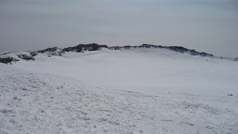 #8 Cratère : Vue sur le cratère. L Cratère : Vue sur le cratère. L'arête étant déneigée, on l'a parcourue à pied