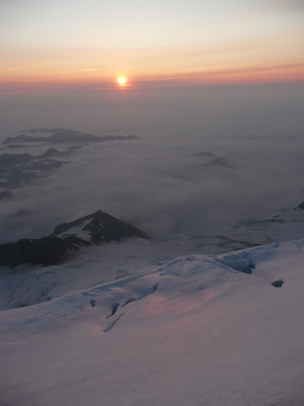 #2 Lever de soleil : Au loin la Proue de navire et le camp Schurman à son pied Lever de soleil : Au loin la Proue de navire et le camp Schurman à son pied