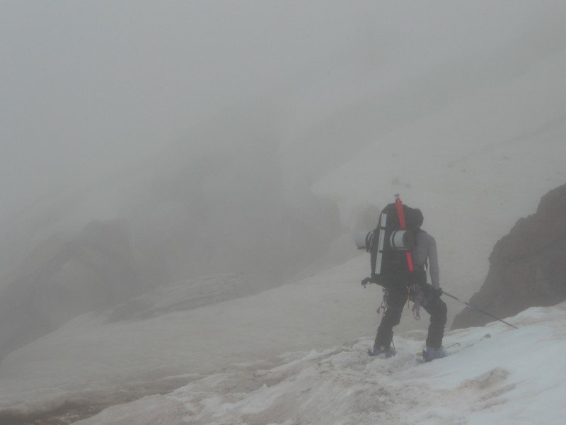 #22 Emmons Glacier : On prend pied sur le glacier Emmons. Belle ambiance, avec les crevasses à moitié cachées par la brûme Emmons Glacier : On prend pied sur le glacier Emmons. Belle ambiance, avec les crevasses à moitié cachées par la brûme