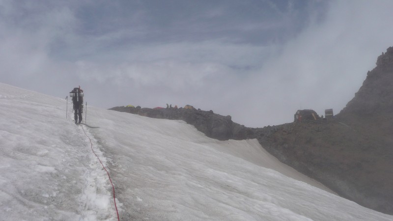 #24 Camp Schurman : Arrivée au camp Schurman, complet. Pas de dortoir dans la cabanne: tout le monde dehors ! Camp Schurman : Arrivée au camp Schurman, complet. Pas de dortoir dans la cabanne: tout le monde dehors !
