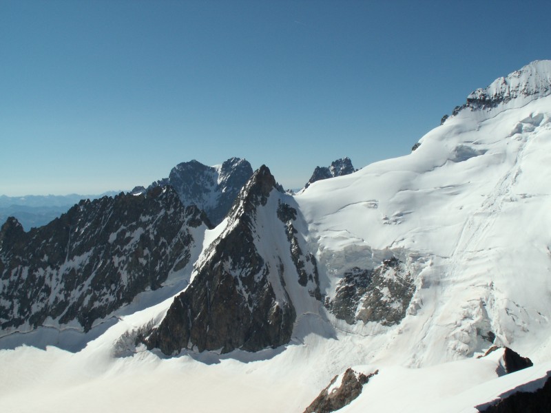 #6 Jolie coin : La Barre, Barre noir et son beau couloir, le Pelvoux et l Jolie coin : La Barre, Barre noir et son beau couloir, le Pelvoux et l'Aillefroide. On voit bien l'avalanche créée par la chute de sérac au milieu de la face de la Barre
