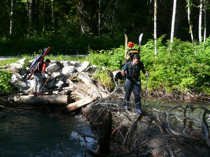 #1 Traversée de la Cascade River : Les randos dans les Cascades commencent par un excercice obligatoire de poutre Traversée de la Cascade River : Les randos dans les Cascades commencent par un excercice obligatoire de poutre