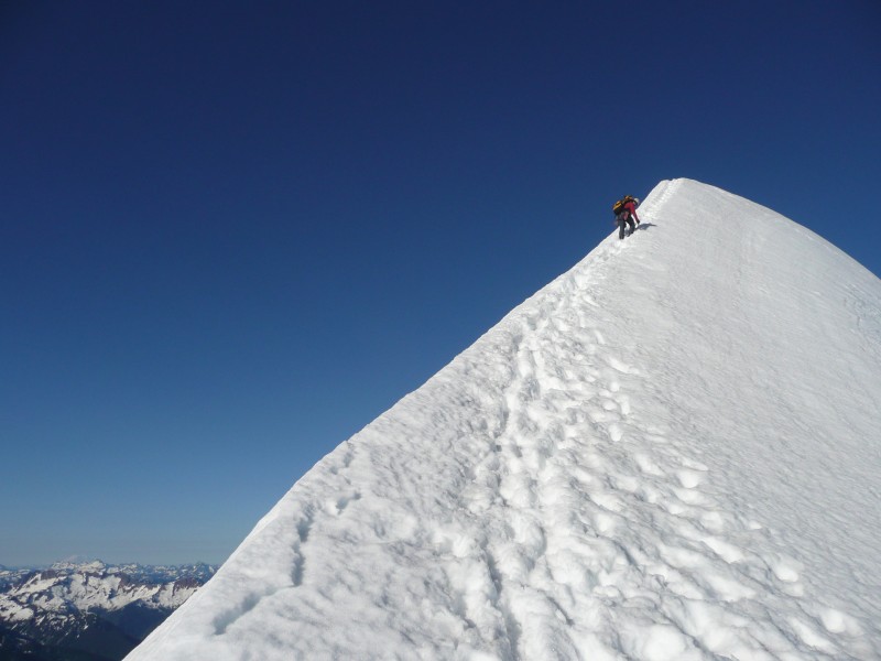 #12 Arête sommitale : L Arête sommitale : L'arête effilée menant au sommet. Autant y aller avec les skis au cas où !