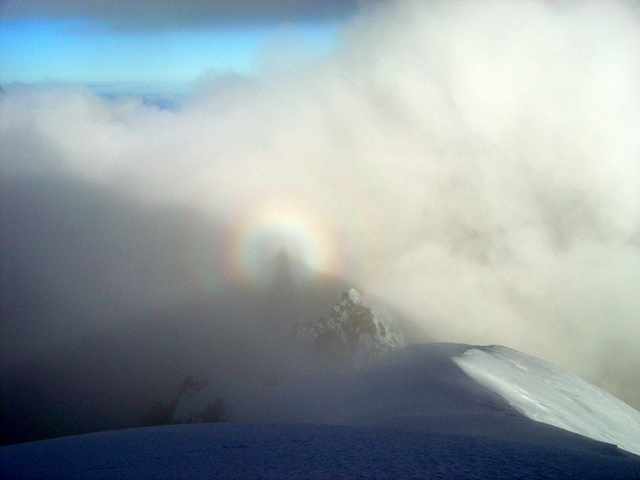 Sommet : vent et nuages : Un spectre de Broken au sommet