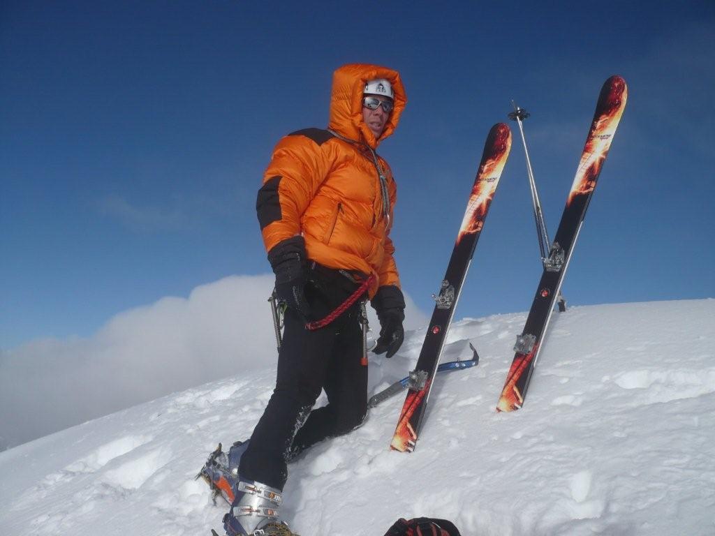 Thomas au sommet : Hum fait bon chaud!! Et dire que j'ai failli laisser la doudoune au bivouac... (photo Stéphane RS)