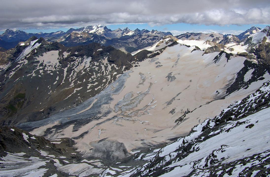 #10 Bassin de Gliaretta : Vue plongeante sur Gliaretta et son grand glacier. Au loin, le Gran Paradiso à la limite des nuages Bassin de Gliaretta : Vue plongeante sur Gliaretta et son grand glacier. Au loin, le Gran Paradiso à la limite des nuages