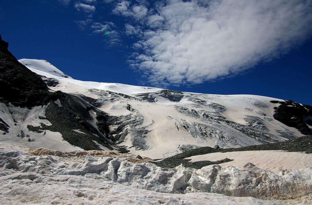 #5 Etat du verrou glaciaire 19/07 : Etat du bombement d Etat du verrou glaciaire 19/07 : Etat du bombement d'accès au centre du glacier de la Sassière. Une banquette orientée NE a conservé sa couverture nivale.