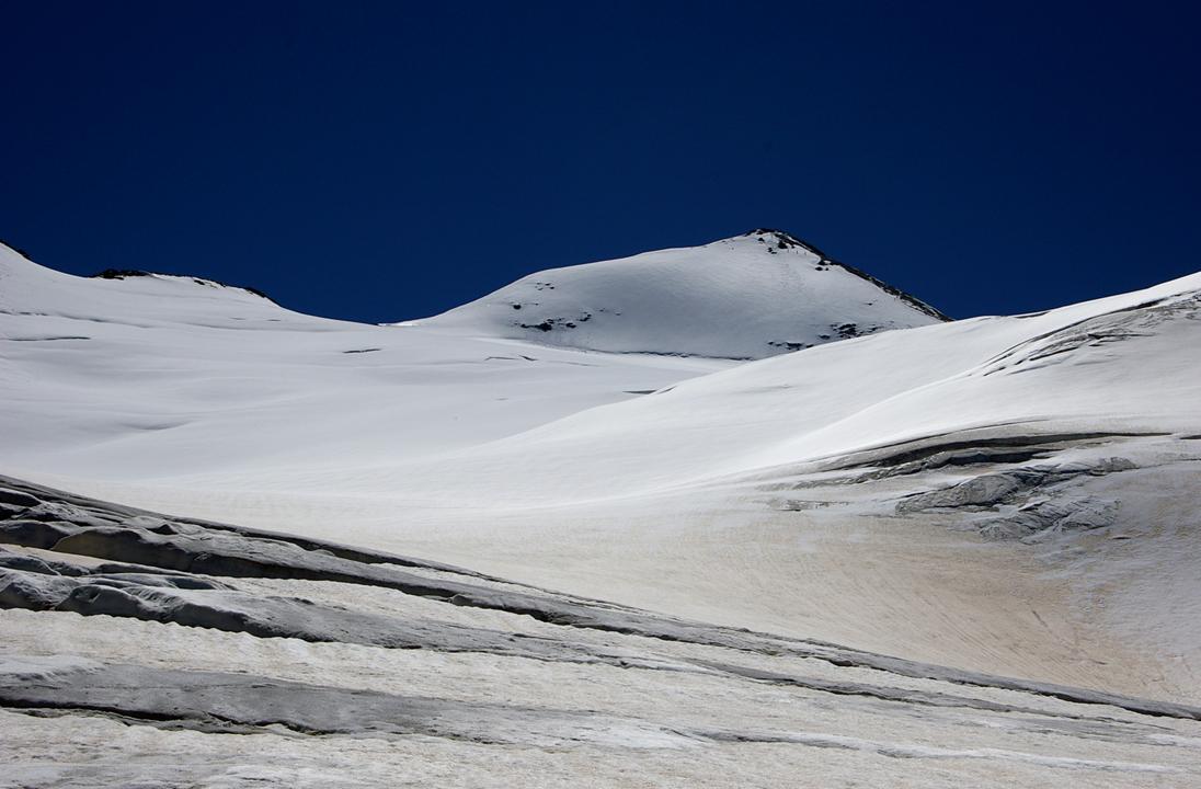 #6 Sur le glacier de la Sassière : Le grand vallon central du glacier... avec le passage entre la neige "rouge"... et la haute altitude blanche. Sur le glacier de la Sassière : Le grand vallon central du glacier... avec le passage entre la neige "rouge"... et la haute altitude blanche.