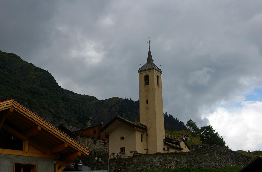 #16 La Gurraz : Ici tout est calme et volupté! Les habitants prennent le frais assis contre les murs ombragés en schistes bleutés. La Gurraz : Ici tout est calme et volupté! Les habitants prennent le frais assis contre les murs ombragés en schistes bleutés.