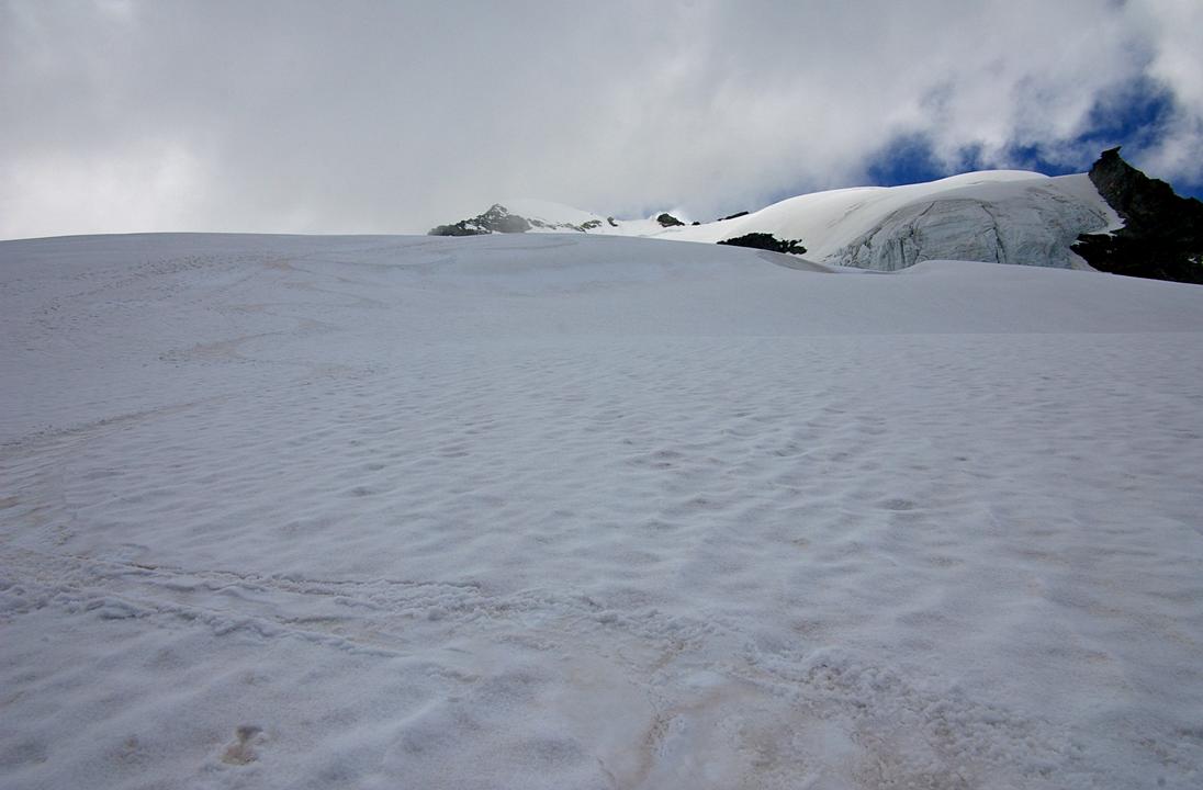#12 Virages plus faciles : Un passage plus facile à skier. 5 cm de fraiche dégelée, sur la neige rouge du printemps. Virages plus faciles : Un passage plus facile à skier. 5 cm de fraiche dégelée, sur la neige rouge du printemps.