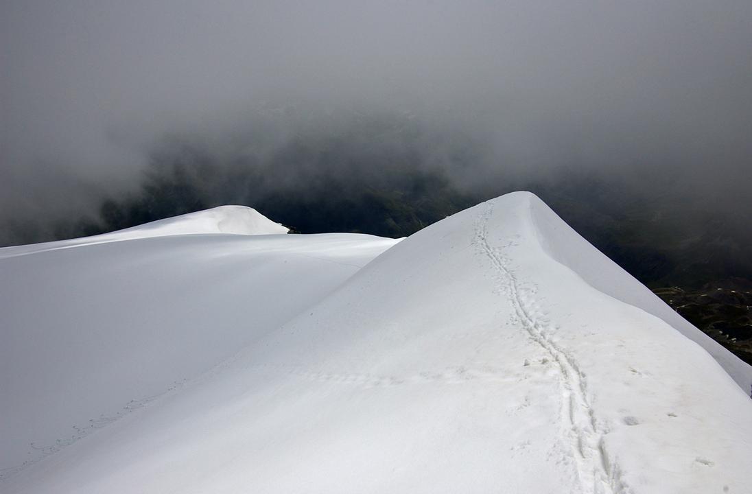 #10 Trace de montée sur le plateau : La course est gagnée... un peu de détente de se trouver en ce lieu, avec de la neige fraiche qui colle aux peaux. Vigilence pour tenir l Trace de montée sur le plateau : La course est gagnée... un peu de détente de se trouver en ce lieu, avec de la neige fraiche qui colle aux peaux. Vigilence pour tenir l'horaire, dans un ciel qui pourrait s'électriser!