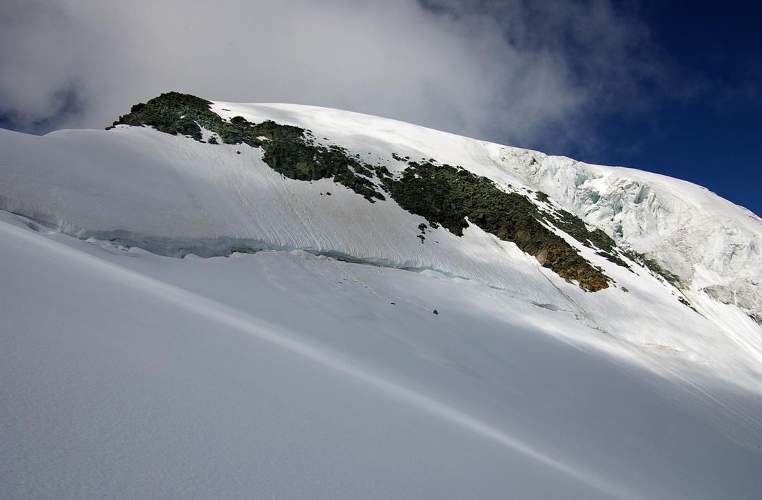 #7 Le bastion : Au printemps, la descente de la Sache par ce bastion, puis par le glacier de La Martin doit vraiment être fantastique. Le bastion : Au printemps, la descente de la Sache par ce bastion, puis par le glacier de La Martin doit vraiment être fantastique.